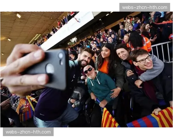 花絮：看台上的暖心一幕，阿斯顿维拉球迷为患病小球员鼓掌五分钟